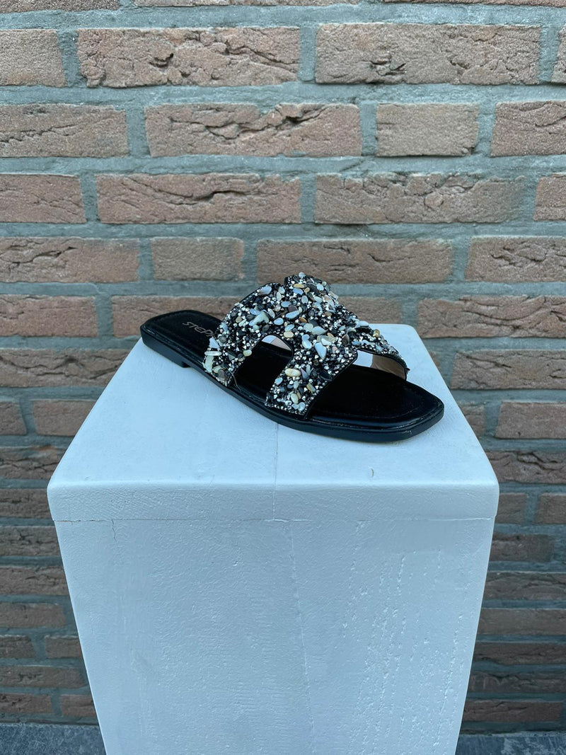 NIKKI SLIDES